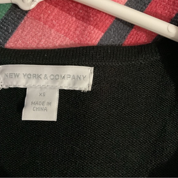 New York and company sweater black and white : Box R: - Picture 6 of 9